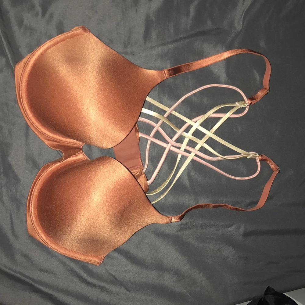 NWOT Salmon colored American Eagle bra